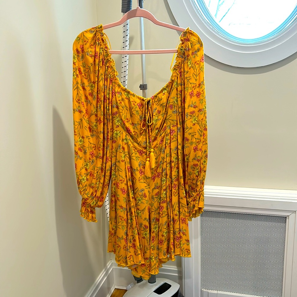 Brand new, never worn! Size medium. Beautiful flowy spring dress. True to size